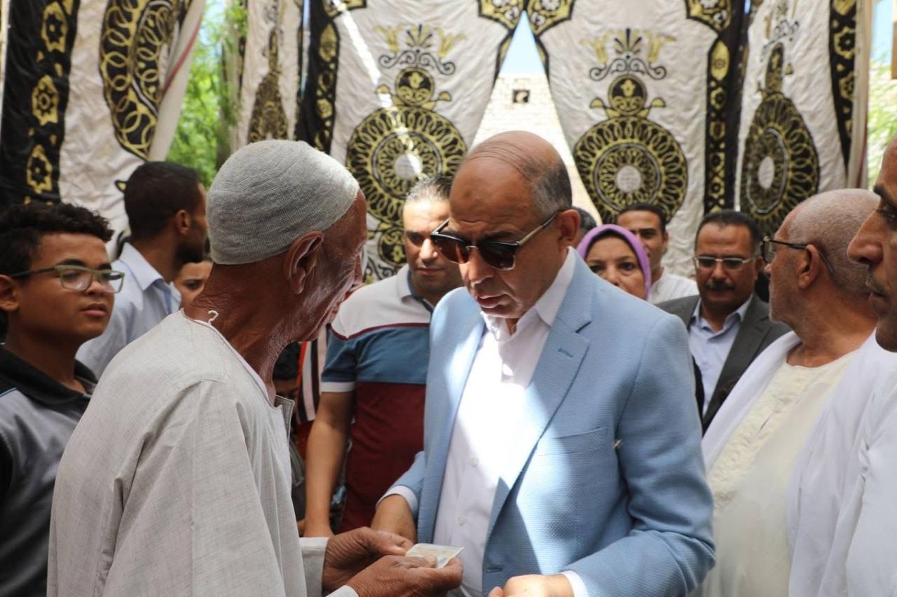 محافظ المنيا يعقد لقاء خدمة المواطنين بمركز مطاي ويوجه بدعم الحالات الإنسانية - الخليج الان