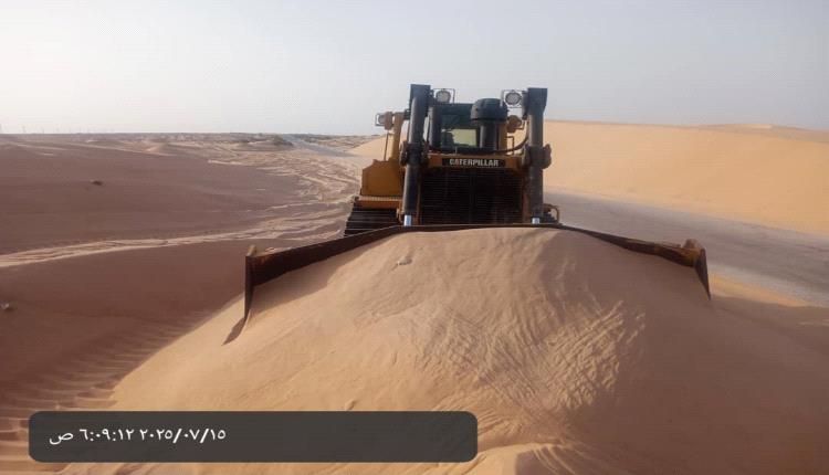 بجهود صندوق صيانة الطرق بالمحافظة في تأهيل عدد من طرق المديرية بالخط الدولي