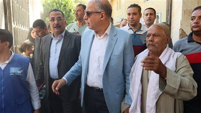 محافظ المنيا يعقد لقاء خدمة المواطنين بمركز مطاي ويوجه بدعم الحالات الإنسانية - الخليج الان