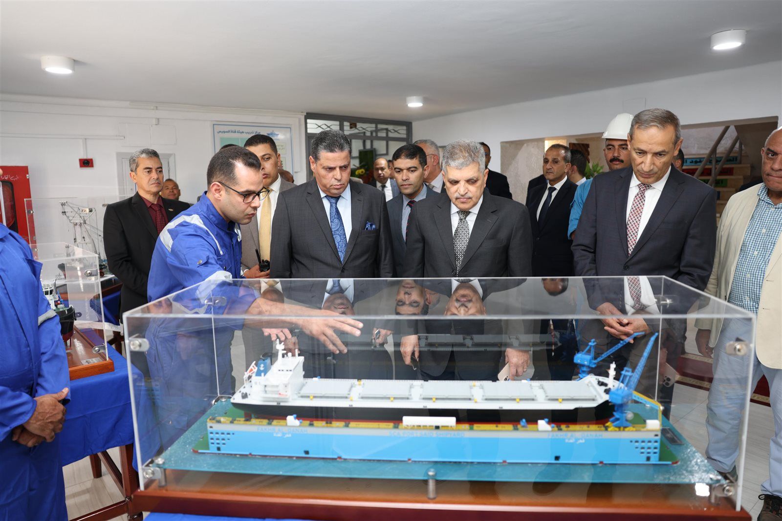 الفريق أسامة ربيع يشهد لحام "معديتين" و"لنش" من طراز بحار وبناء كوبري النصر العائم - الخليج الان