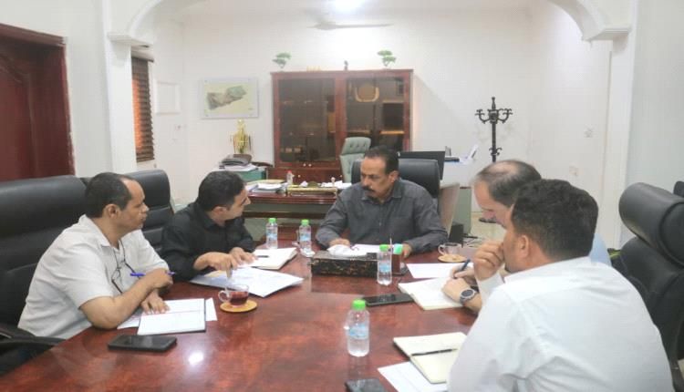 العقربي يبحث مع مدير مشروع "شريان" تعزيز الشراكة لتمويل مشاريع حيوية في عدن