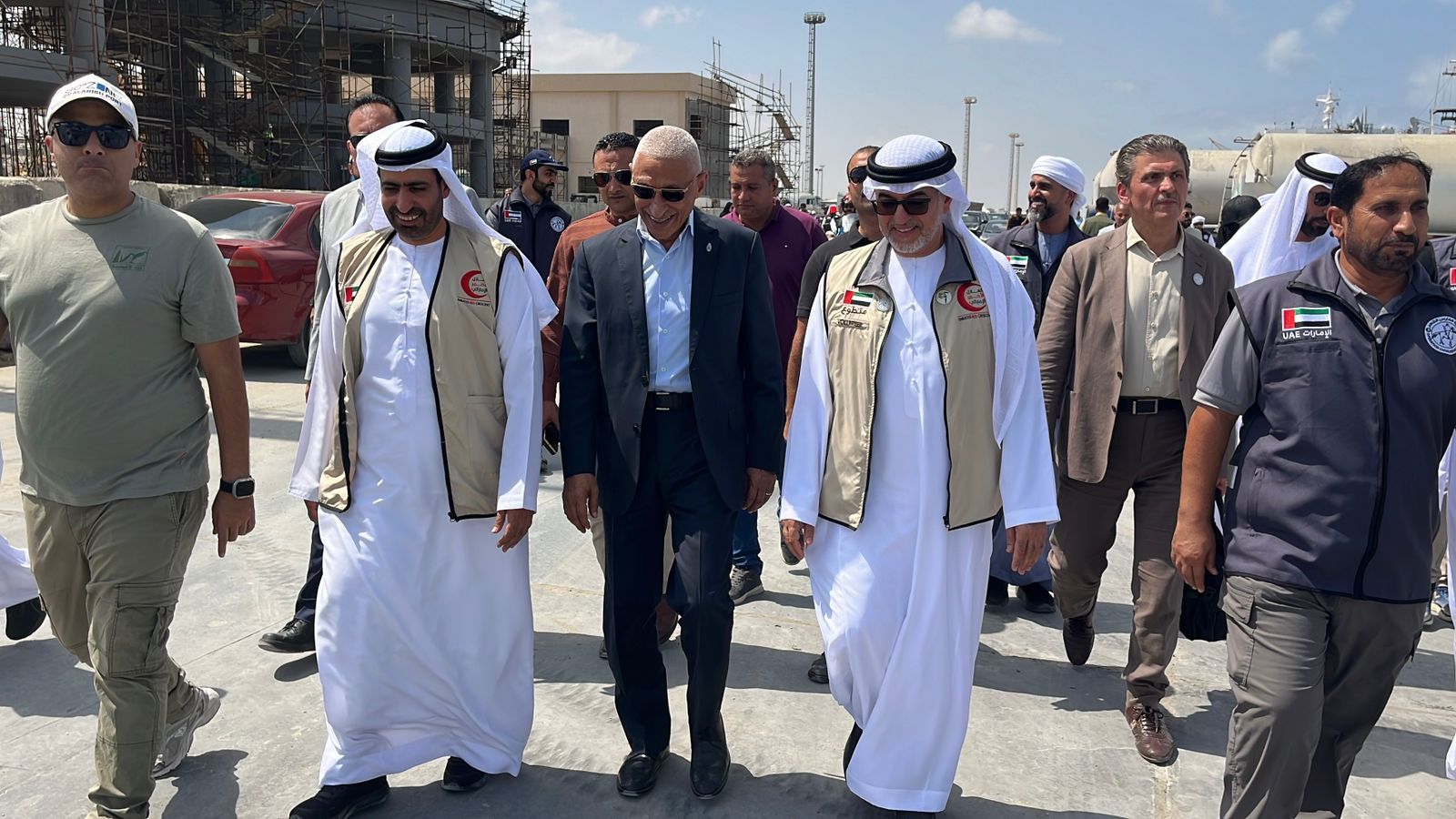 وفد إماراتي رفيع المستوى يستقبل سفينة مساعدات من أبو ظبي في ميناء العريش - الخليج الان