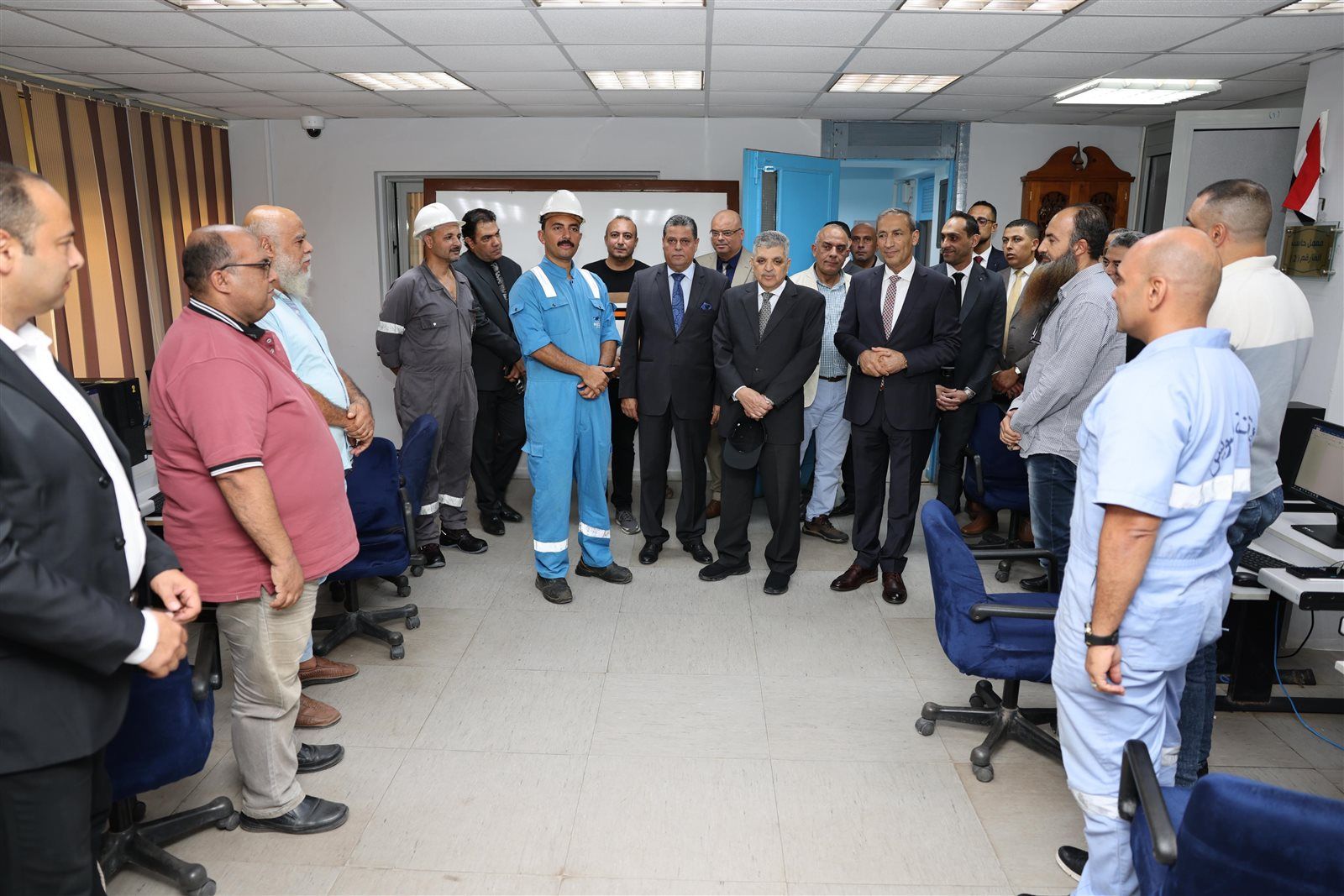 الفريق أسامة ربيع يشهد لحام "معديتين" و"لنش" من طراز بحار وبناء كوبري النصر العائم - الخليج الان