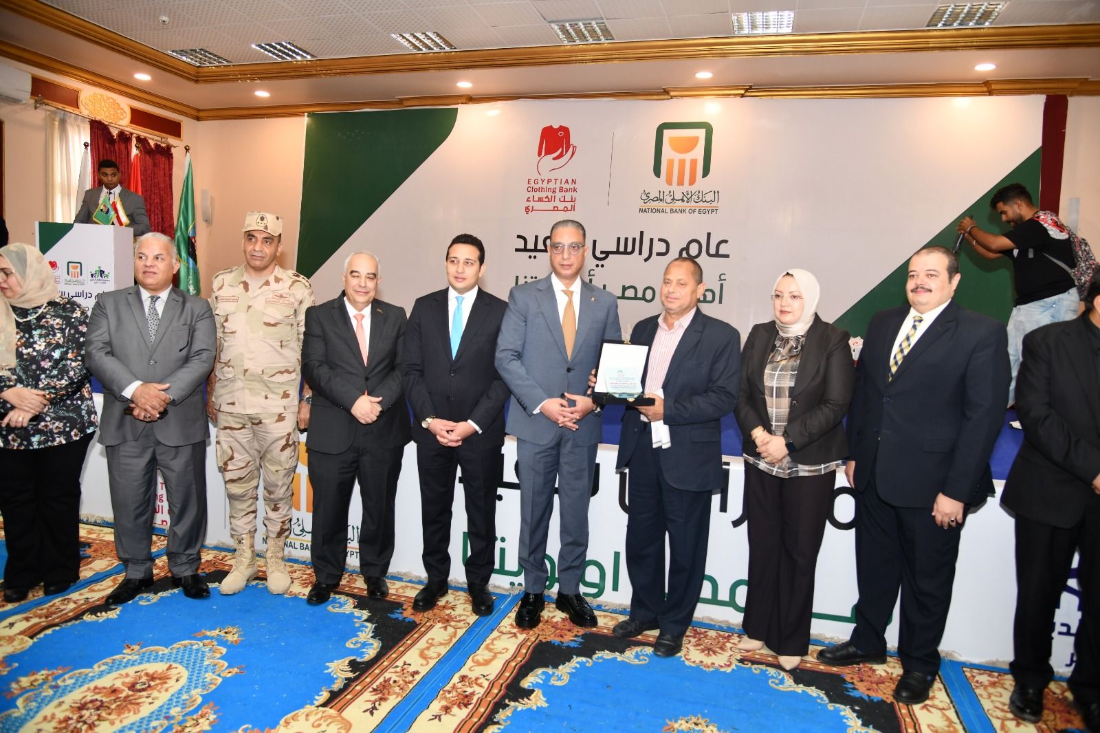 محافظ الفيوم يسلم ملابس جديدة وحقائب مدرسية لعدد 1250 تلميذاً من الأولى بالرعاية - الخليج الان