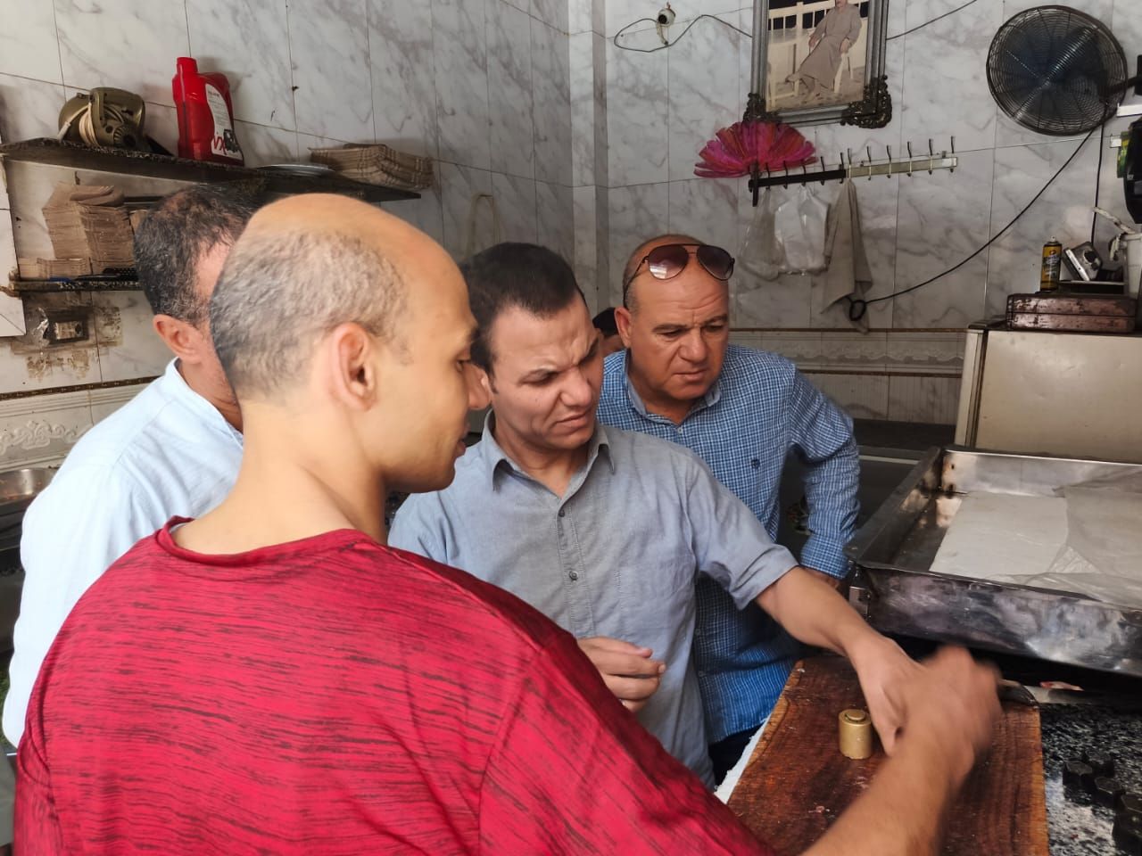 محافظ الفيوم يسلم ملابس جديدة وحقائب مدرسية لعدد 1250 تلميذاً من الأولى بالرعاية - الخليج الان