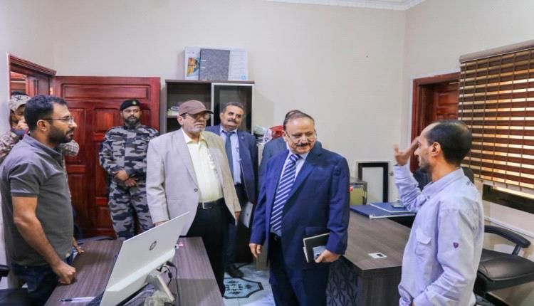 وزير النقل يؤكد على أهمية تعزيز الربط الجوي بين المحافظات المحررة