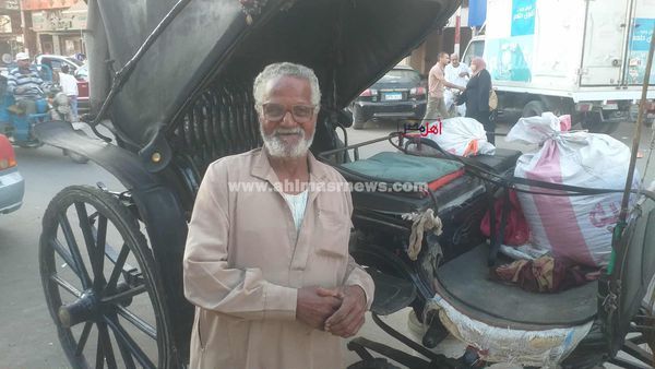 68 سنة شقى وكفاح.. حكاية “عم قطب” سائق حنطور بكفر الشيخ: بشتغل 9 ساعات في اليوم علشان محتاجش لحد (فيديو وصور)