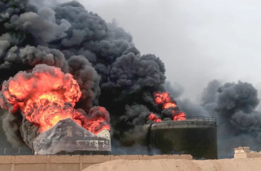 «ميناء الحديدة يشتعل».. غارات إسرائيلية عنيفة تهز اليمن - الخليج الان