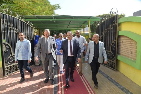 محافظ أسيوط يشهد نهائي دوري الإدارات التعليمية ويتوج الفائزين بكأس الأنشطة الصيفية 2025 - الخليج الان