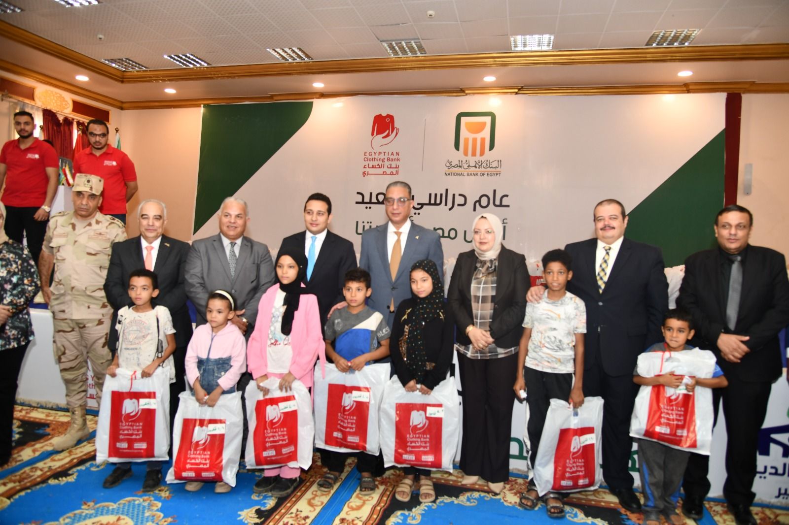 محافظ الفيوم يسلم ملابس جديدة وحقائب مدرسية لعدد 1250 تلميذاً من الأولى بالرعاية - الخليج الان