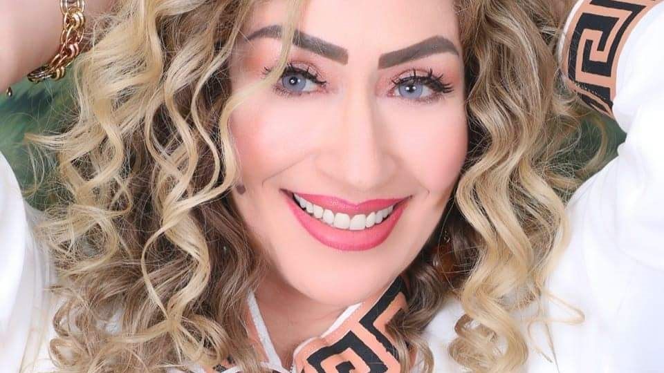 إيناس مكي تنهار من البكاء خلال حديثها عن والدتها: بقرالها قرآن كل يوم - الخليج الان