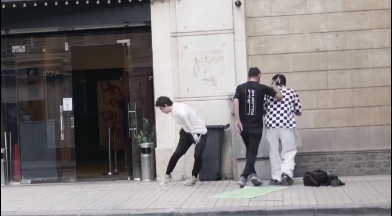 كريم سرور يستنكر الاعتداء على الشاب المعتصم أمام سينما زاوية: حاسس بإهانة - الخليج الان