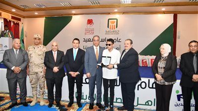 محافظ الفيوم يسلم ملابس جديدة وحقائب مدرسية لعدد 1250 تلميذاً من الأولى بالرعاية - الخليج الان