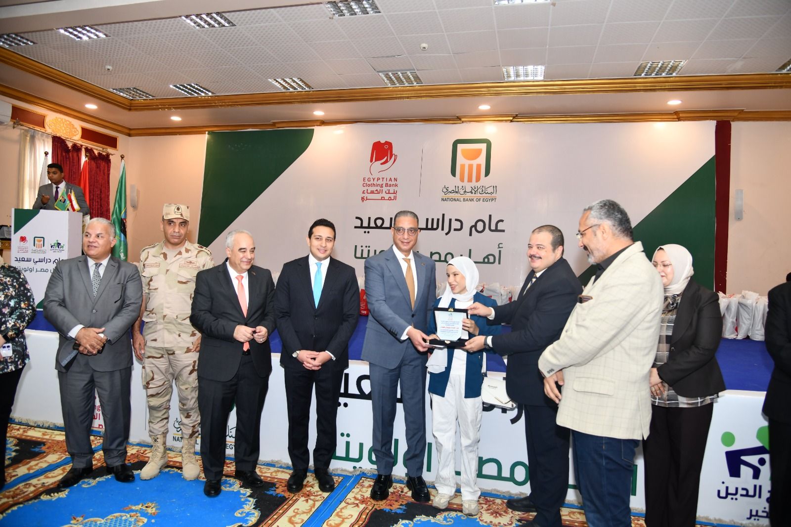 محافظ الفيوم يسلم ملابس جديدة وحقائب مدرسية لعدد 1250 تلميذاً من الأولى بالرعاية - الخليج الان