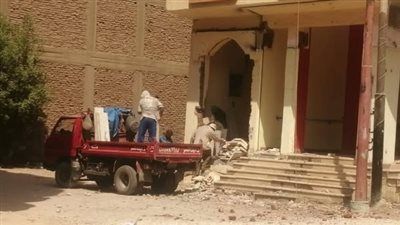 ضمن الموجة 27 لإزالة التعديات.. تنفيذ قرار إخلاء وهدم عقار آيل للسقوط بمنطقة حوض الـ18 بالأقصر - الخليج الان