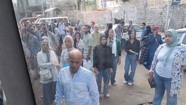 انتظار بالساعات في مواقف النقل العام.. سكان العجمي يستغيثون من تأخر الأتوبيسات وقلة عددها