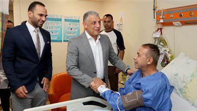 بعد تعرضه لوعكة صحية.. محافظ الإسماعيلية يزور رئيس مركز ومدينة القصاصين الجديدة بمجمع الإسماعيلية الطبي - الخليج الان
