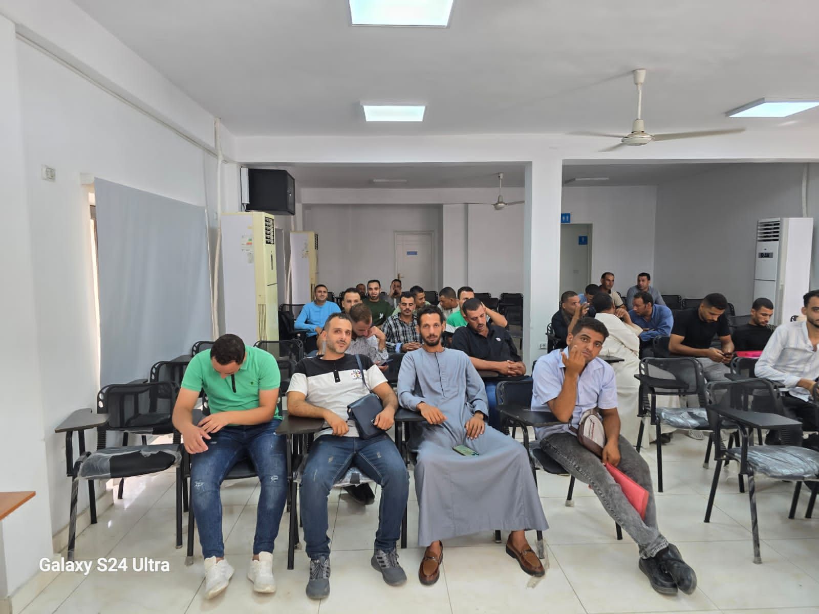 وزير العمل يعلن استمرار اختبارات توظيف المرشحين للعمل بالأردن في المقاولات والخياطة - الخليج الان