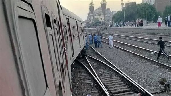 مصدر: انتظام حركة القطارات بعد خروج عربة قطار عن القضبان بشبين القناطر دون إصابات