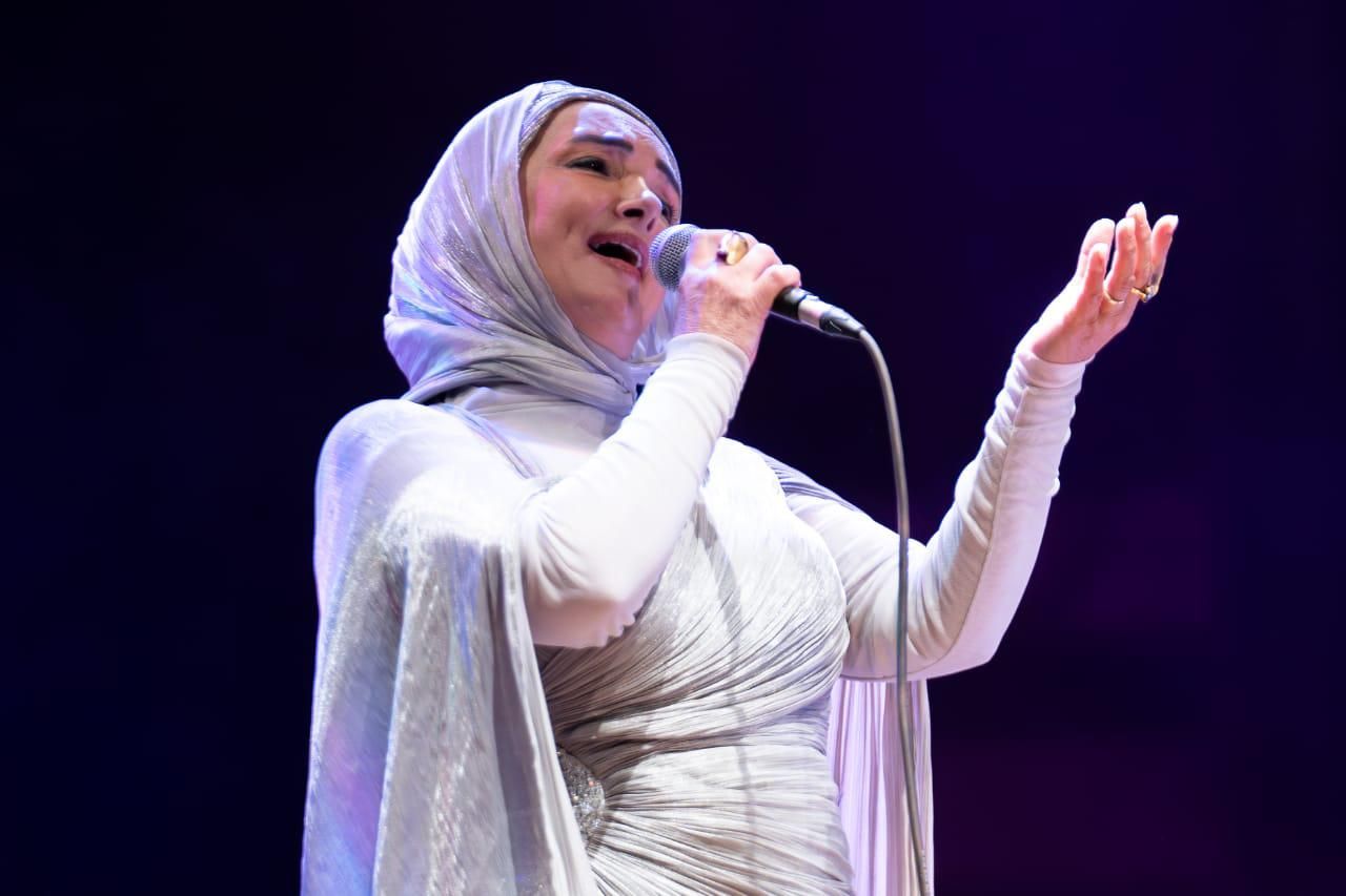 بين الـ Ai وصوت إنجي علي.. عايدة الأيوبي تروج لحفلها القادم بالجامعة الأمريكية بمهرجان هي الفنون - الخليج الان