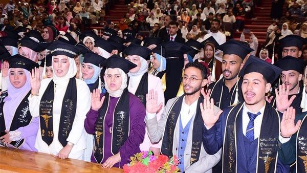 رئيس جامعة سوهاج يعلن تعيين 16 معيدًا بحفل تخرج الدفعة الـ 15 بكلية التمريض