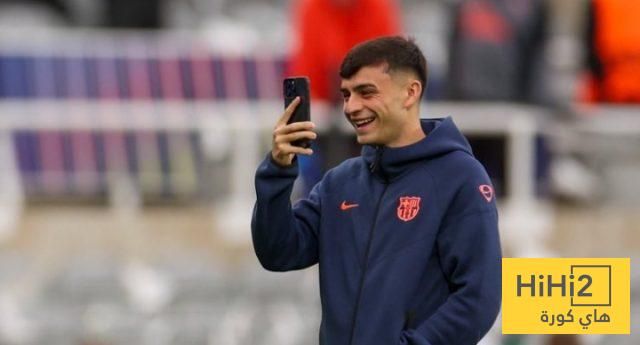 لاعبو برشلونة يتفقدون أرضية ملعب نيوكاسل