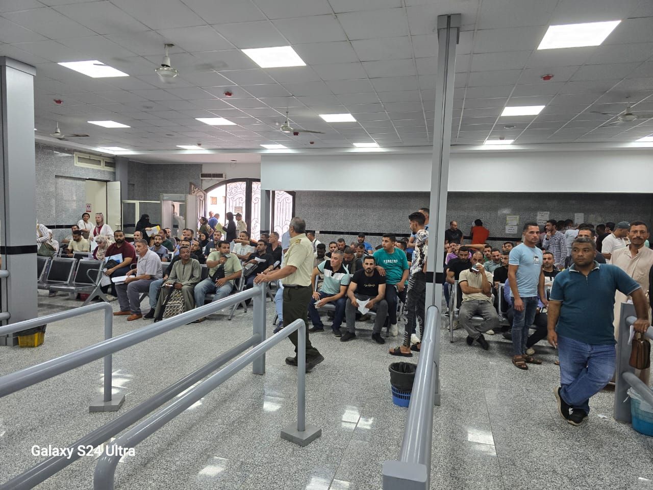 وزير العمل يعلن استمرار اختبارات توظيف المرشحين للعمل بالأردن في المقاولات والخياطة - الخليج الان