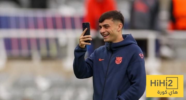 لاعبو برشلونة يتفقدون أرضية ملعب نيوكاسل