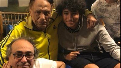 أكرم السعدني عن صورته مع عادل إمام: عملت ضجة في العالم العربي.. ونعيش في عصر الزعيم - الخليج الان