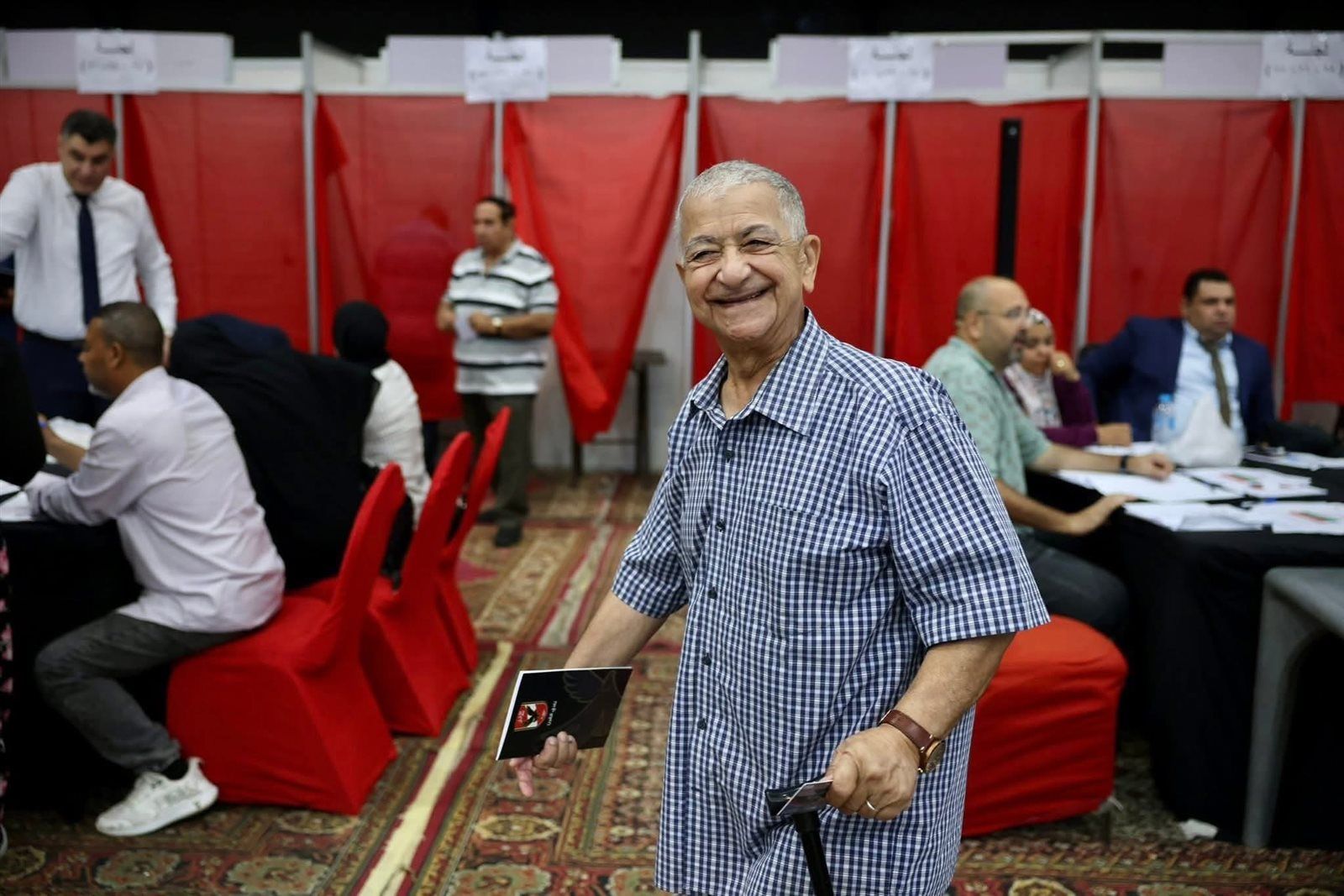 توافد أعضاء الأهلي بمقر النادي بالجزيرة للتصويت على لائحة النظام الأساسي للنادي - الخليج الان