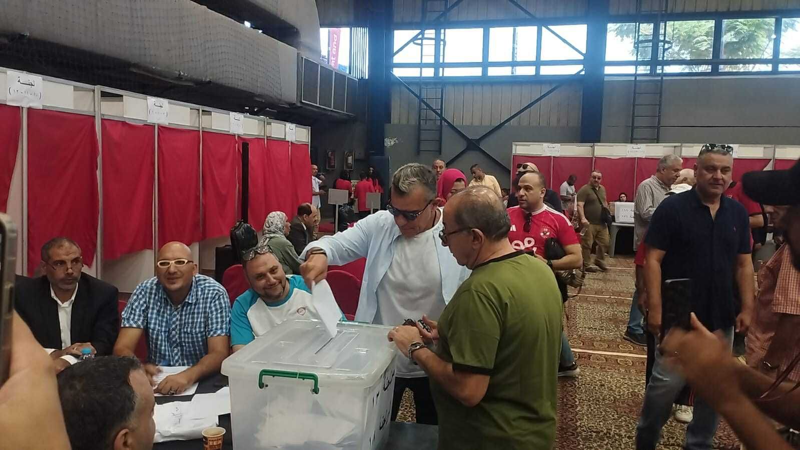 توافد أعضاء الأهلي بمقر النادي بالجزيرة للتصويت على لائحة النظام الأساسي للنادي - الخليج الان