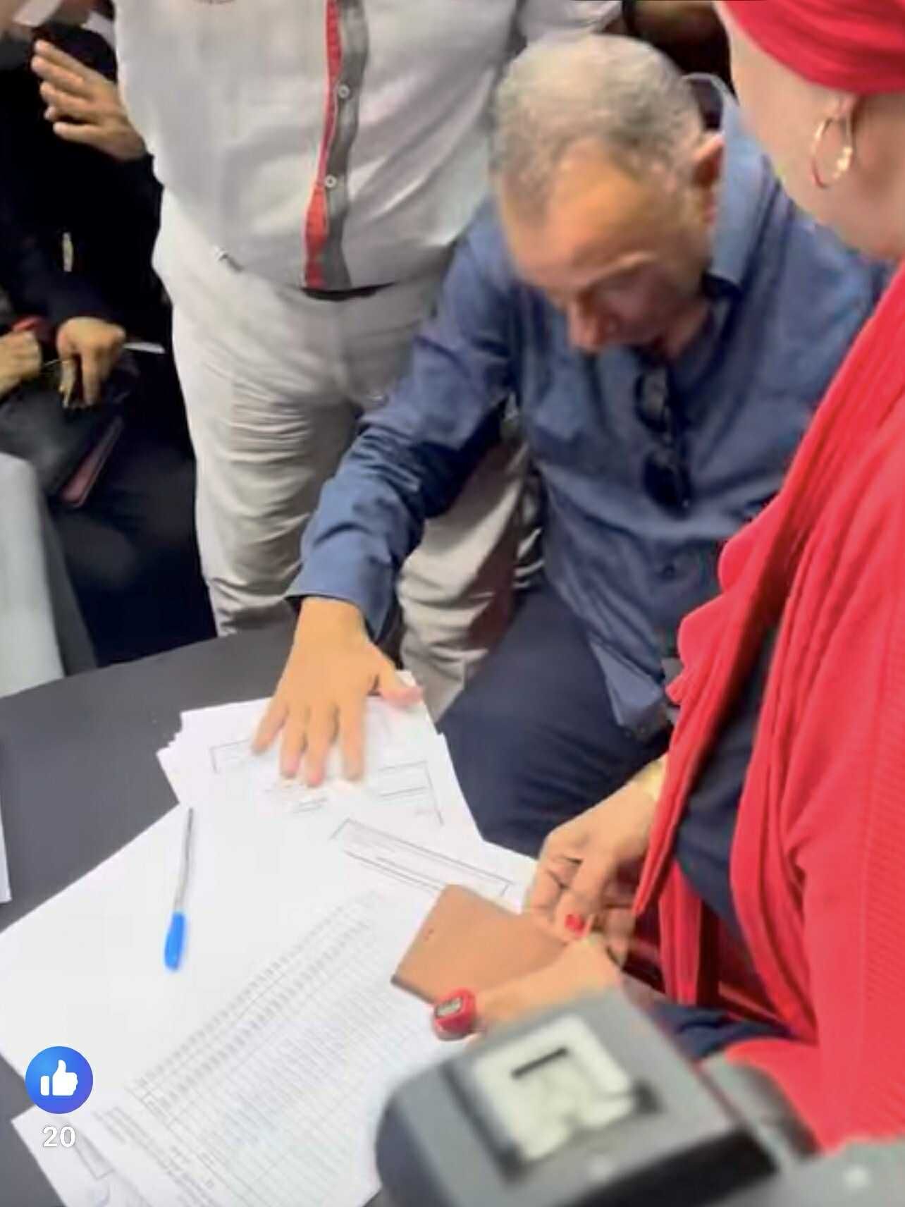 توافد أعضاء الأهلي بمقر النادي بالجزيرة للتصويت على لائحة النظام الأساسي للنادي - الخليج الان