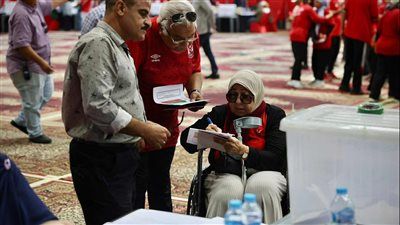 توافد أعضاء الأهلي بمقر النادي بالجزيرة للتصويت على لائحة النظام الأساسي للنادي - الخليج الان