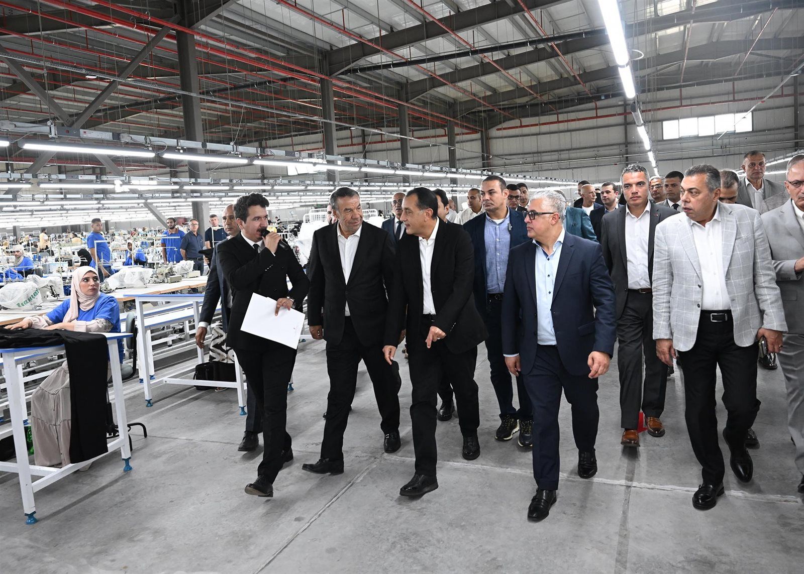 رئيس الوزراء يفتتح مصنع «إروجلو جارمنت» بمنطقة غرب الصناعية وتوفير 2,750 فرصة عمل - الخليج الان