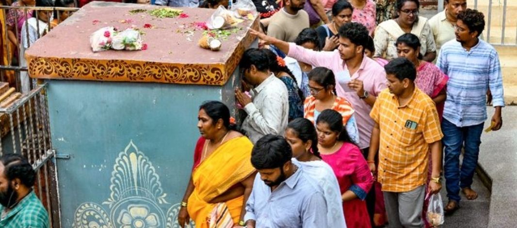 ترامب يفرض رسوم ضخمة على تأشيرات العمل والهنود يكثفون طقوسهم في «معبد فيزا» للسفر إلى أمريكا.. ما القصة؟ - الخليج الان