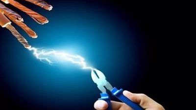 مات صعقا بالكهرباء.. مصرع فني كهرباء أثناء تركيب إنارة الأفراح بالفيوم - الخليج الان