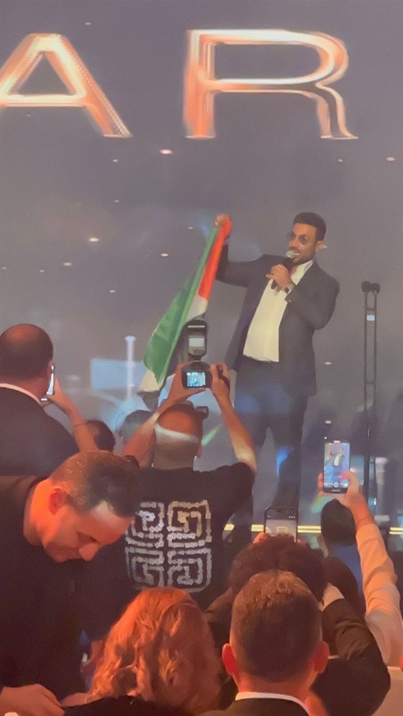 رافعا علم فلسطين.. أحمد سعد يحتفل بحصده جائزة أفضل مطرب وألبوم بحفل دير جيست - الخليج الان