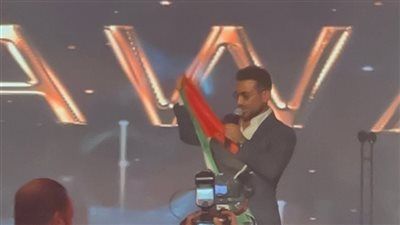 رافعا علم فلسطين.. أحمد سعد يحتفل بحصده جائزة أفضل مطرب وألبوم بحفل دير جيست - الخليج الان