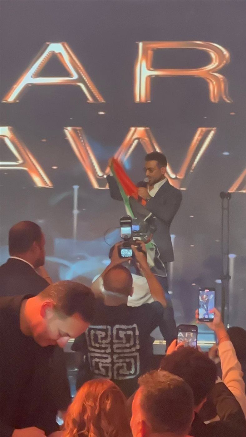 رافعا علم فلسطين.. أحمد سعد يحتفل بحصده جائزة أفضل مطرب وألبوم بحفل دير جيست - الخليج الان
