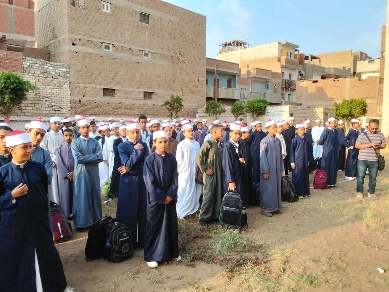 «بالعمة والجبة والقفطان».. طلاب معاهد المنيا الأزهرية يستقبلون العام الدراسي الجديد بالزي الأزهري - الخليج الان