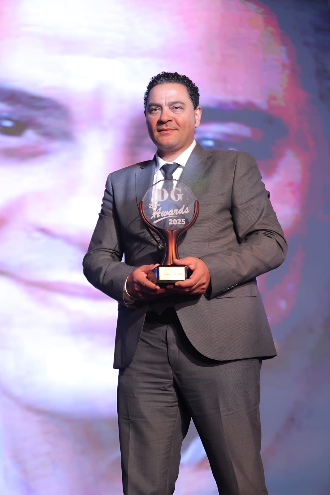 الشاعر نادر عبد الله يستحوذ على جائزة الإبداع في احتفالية دير جيست 2025.. صور - الخليج الان