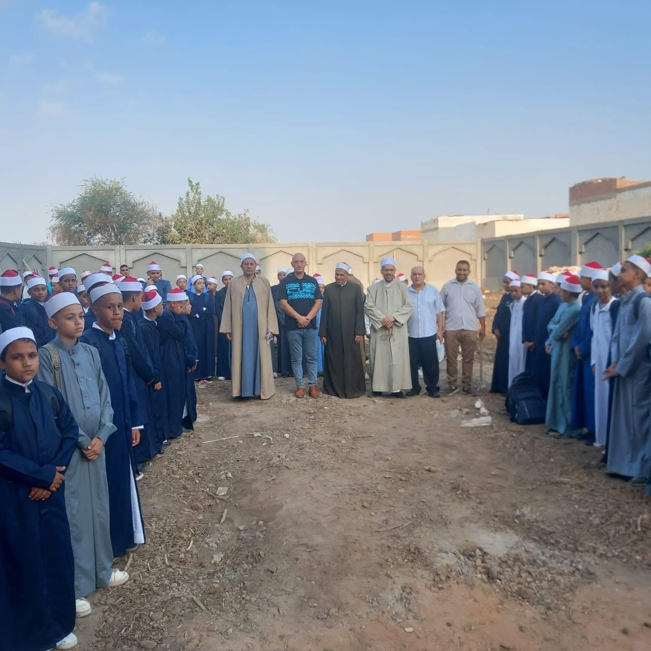 «بالعمة والجبة والقفطان».. طلاب معاهد المنيا الأزهرية يستقبلون العام الدراسي الجديد بالزي الأزهري - الخليج الان