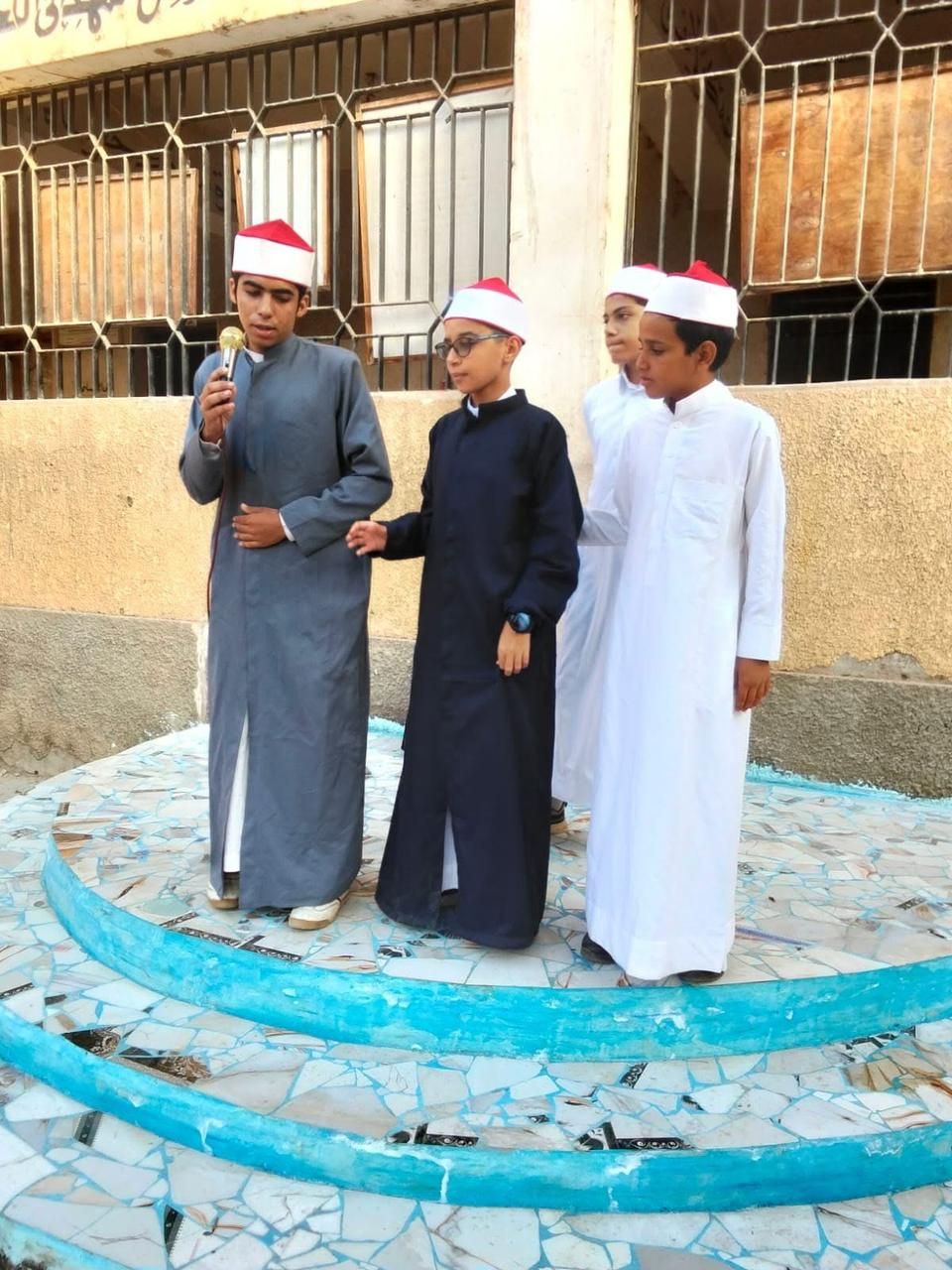 «بالعمة والجبة والقفطان».. طلاب معاهد المنيا الأزهرية يستقبلون العام الدراسي الجديد بالزي الأزهري - الخليج الان