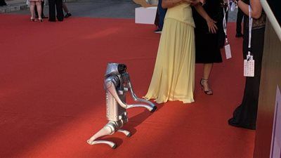 في دورته 25.. حفل الموريكس دور يستعين بمذيع روبوت لتقديم فعاليات الحفل - الخليج الان