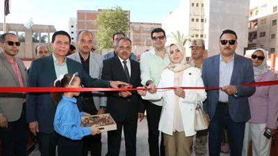 محافظ الشرقية يفتتح مدرسة النصر الابتدائية رقم 3 بمدينة القنايات ويُشارك التلاميذ طابور الصباح وتحية العلم - الخليج الان