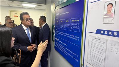 وزير الصحة يلتقي ممثلي مركز «نينغبو» للباثولوجيا الإكلينيكية التشخيصي بالصين ويجري جولة تفقدية بالمركز - الخليج الان