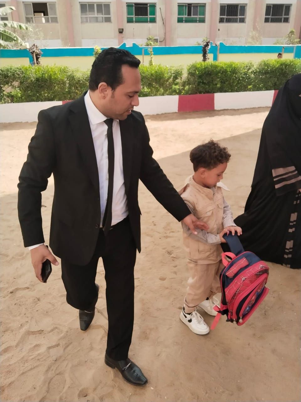 مدير إدارة طامية يُعيد البسمة لطفل في يومه الدراسي الأول - الخليج الان