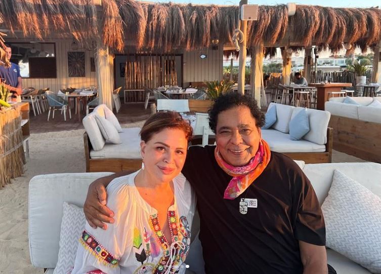 ظهور جديد لـ محمد منير رفقة إلهام شاهين: كلنا بنحبك يا كينج - الخليج الان