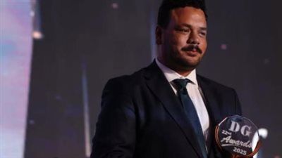 مصطفى غريب يحتفل بفوزه بجائزة أفضل ممثل كوميدي سينما في دير جيست - الخليج الان