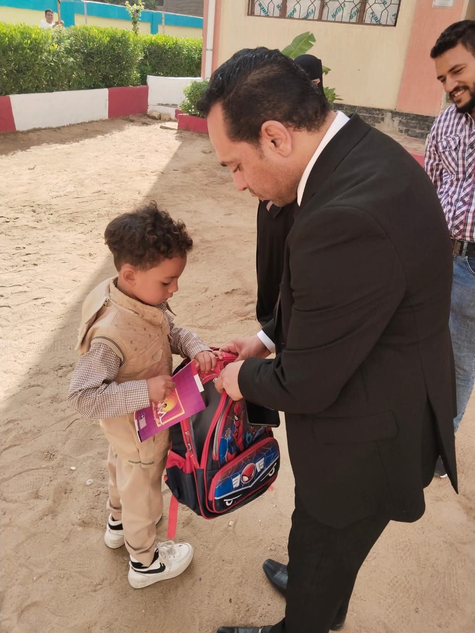 مدير إدارة طامية يُعيد البسمة لطفل في يومه الدراسي الأول - الخليج الان